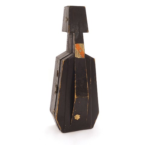 Cellokasse i originaldekoreret , sort træ. Med gamle schweiziske toldmærkater. Ca. år 1920. Mål: 136x40cm