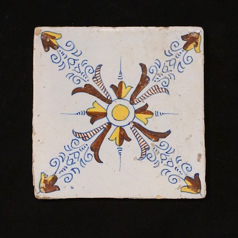 Polykromdekoreret hollandsk flise. Ca. år 1620-40. Mål: 13x13cm