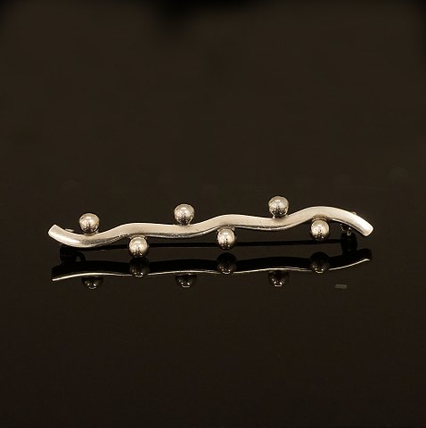 Karl Gustav Hansen, Denmark, 1932-34: A 
sterlingsilver brooch. L: 6,5cm