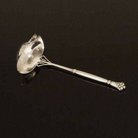 An early Georg Jensen silver sauce spoon dated 1925. L: 19,5cm