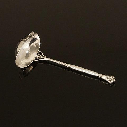 An early Georg Jensen silver sauce spoon dated 
1925. L: 19,5cm