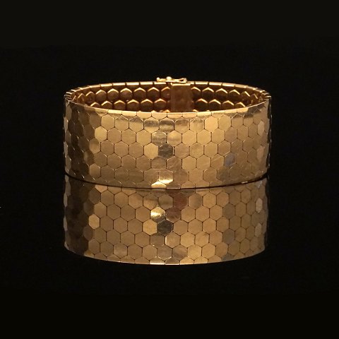 Bredt og kraftigt bikube armbånd i 18kt guld med dobbelt sikkerhedslås. L: 20,5cm. B: 2,6cm