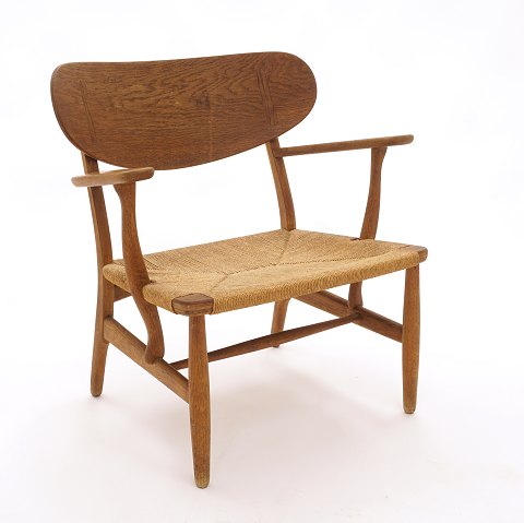 Hans J. Wegner CH22 Armstuhl. Eiche, sehr schön 
patiniert. Gestempelt. Hergestellt von Carl Hansen 
& Søn, Dänemark