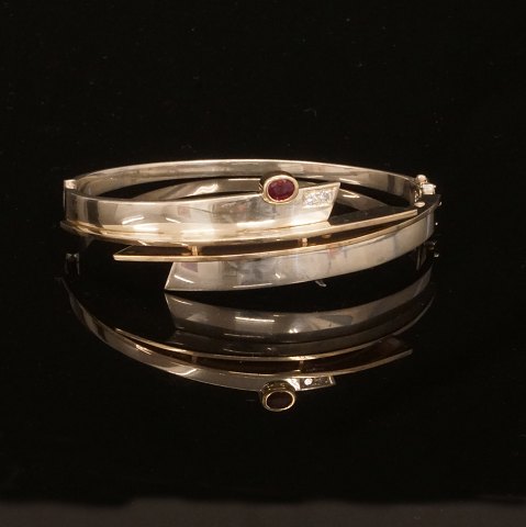 Armring in 14kt Gold und Sterlingsilber. Montiert 
mit zwei Diamanten von etwa 0,08ct. Masse innen: 
6,6x6cm