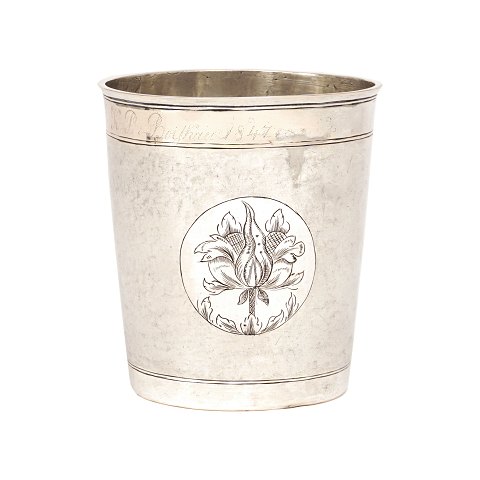 A large silver snakeskin beaker by Günther Otzen, 
Denmark, 1804-07. H: 10,7cm. W: 162gr