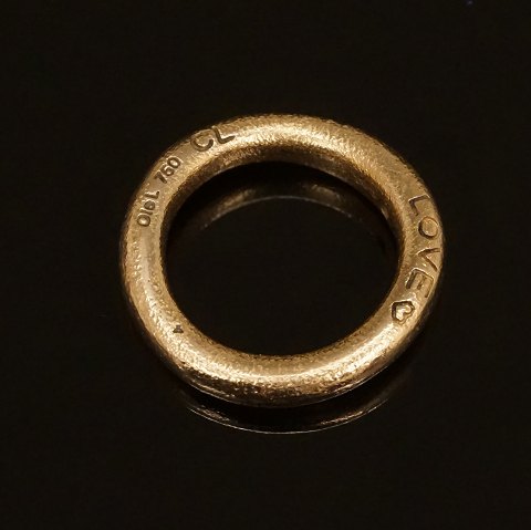 Charlotte Lynggaard: "Love"-ring i 18kt guld med 
diamant på ca. 0,03ct . Ringstr. 51-52