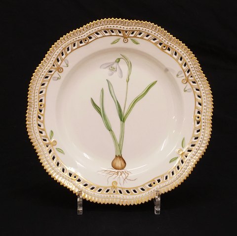 Royal Copenhagen: Flora Danica tallerken med hvælvet gennembrudt fane. "Galanthus Vivalis L." #20/3553. D: 25cm