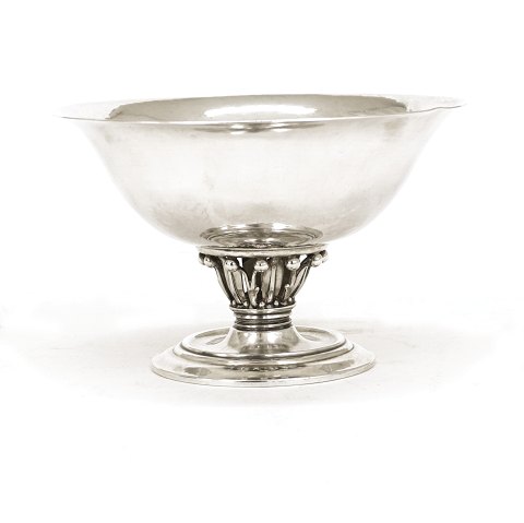 Lille Georg Jensen Louvre skål i sølv. Stemplet 
Georg Jensen og dateret år 1920. H: 8cm. V: 165gr