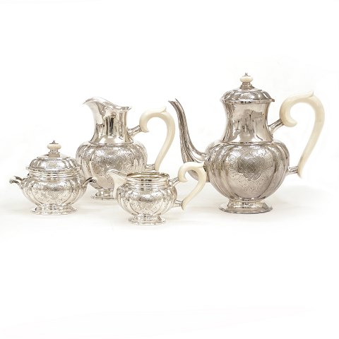 A Danish sterlingsilver coffee service by Axel 
Salomonsen, Copenhagen, circa 1935-40. H: 22,5cm. 
W: 1.861gr