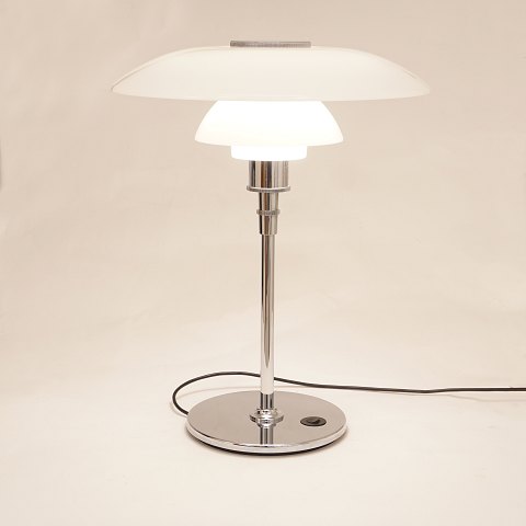Ph 4½-3½ bordlampe med forchromet stel med afbryderknap. Største skærm D: 45cm