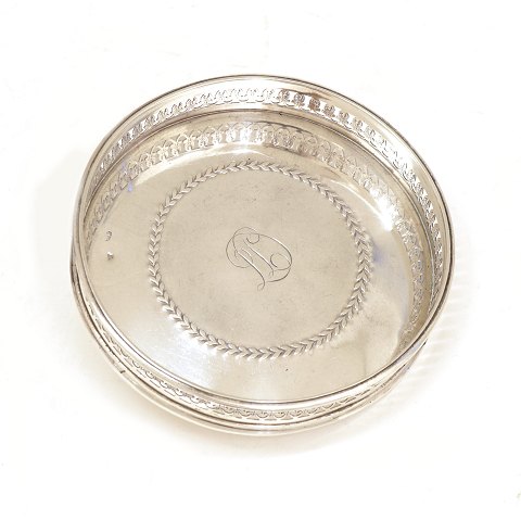 A silver coaster. Made circa 1840. H: 2,3cm. D: 
12,5cm. W: 140gr