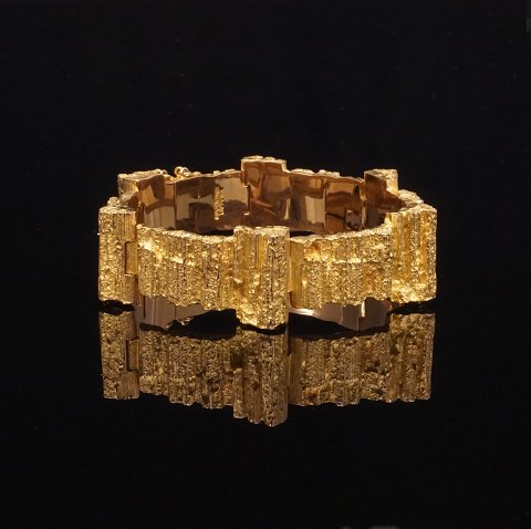 Lapponia armbånd i 14kt guld med kasselås og sikkerhedslås. L: 19cm. Bredde: 13-18mm. V: 53,5gr