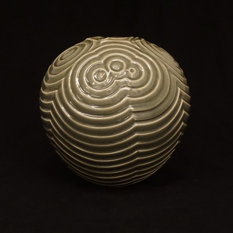 Per Weiss krukke. Per Weiss, f. 1953, keramik: Krukke med reliefmønster. Signeret. H: 23cm