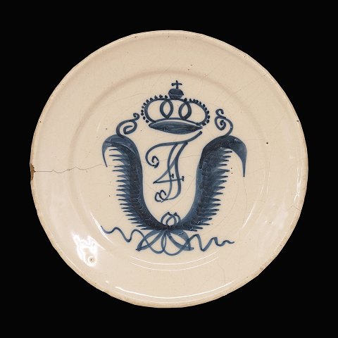 An early St. Kongensgade faience plate. Copenhagen 
circa 1730. D: 22,5cm