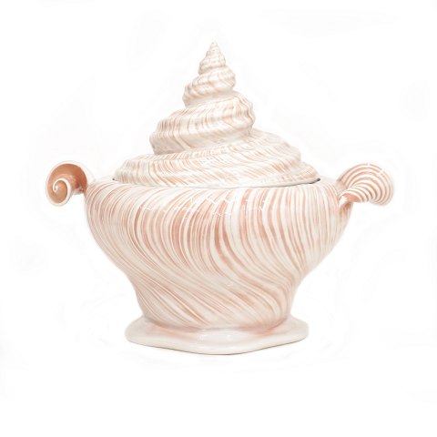 Arje Griegst konkylie terrin. Arje Griegst, 
193-2016, for Royal Copenhagen. Konkylie lågterrin 
i porcelæn. Spisestellet blev formgivet 1974-76 og 
produceret fra 1978 af Royal Copenhagen. H: 28cm. 
L: 33cm