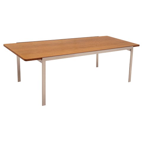 Arne Jacobsen sofabord model 3501 med forkromet 
understel og plade i teak. Flot stand. Formgivet 
1957. H: 48cm. Plade: 150x60cm