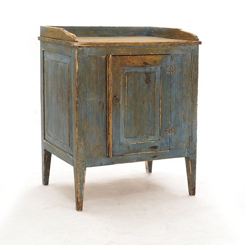 A late Gustavian small cabinet. Sweden circa 1800. 
H: 75cm. W: 59cm. D: 43cm