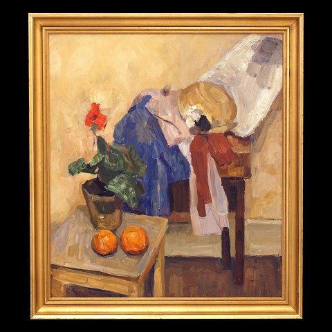 Carl Fischer, 1887-1962, olie på plade. Stilleben over appelsiner, blomst, hat mm.Signeret.Lysmål: 79x69cm. Med ramme: 90x80cm