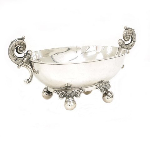 A Northgerman silver bowl by Strüven, Glückstadt, circa 1830. L: 23cm. H: 11cm. W: 255gr