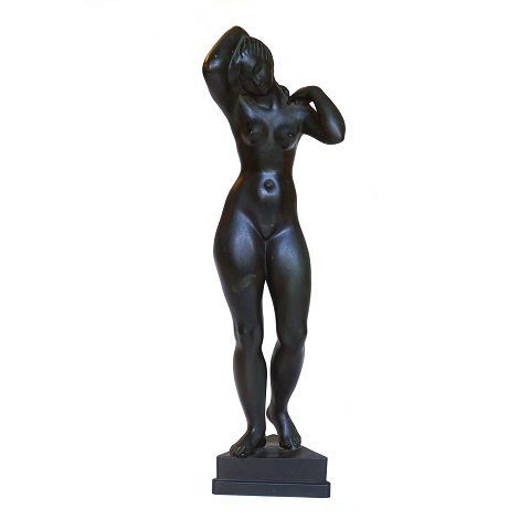 Johannes Bjerg bronzeskulptur. Johannes C. Bjerg, 
1886-1955, statuette i bronze. "Kvinde paa 
trekantet Plint". Signeret. H: 55cm