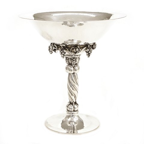 A large Georg Jensen grape tazza, sterlingsilver. 
Designed by Georg Jensen 1918. #264A. H: 27,4cm. 
W: 1.380gr