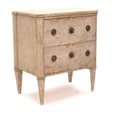 Light grey decorated Gustavian commode. Sweden 
circa 1780-1800. H: 79cm. W: 69,5cm. D: 45cm