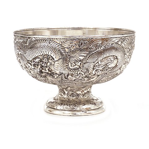 A large plated champagne cooler. China circa 1900. H: 18,5cm. D: 28cm