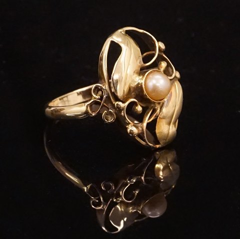 Art Nouveau ring i 14kt guld med perle. Ringstr: 57