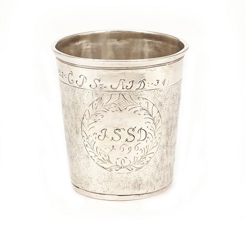 Late 17th century silver cup by Mogens Thommesen 
Løwenhertz dated 1696. H: 6,5cm. W: 48gr