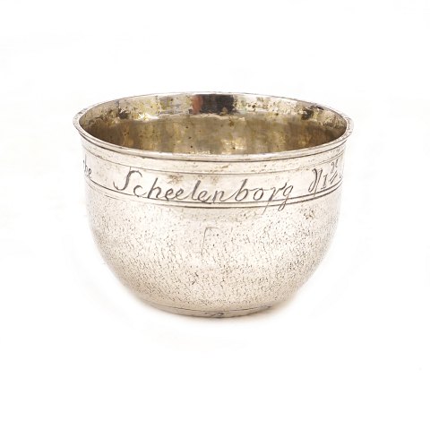 Small silver cup by Peder Jørgensen, Odense, 1782-1823. Dated 1790. H: 3,7cm