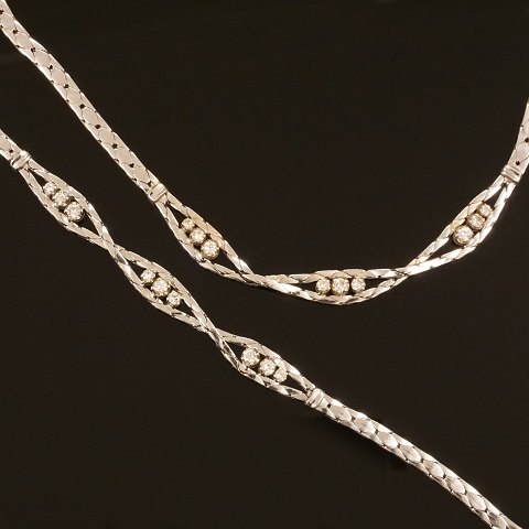Jos. Kahn Købehavn, 1957-90: smykkesæt bestående af armlænke og halskæde i 14kt hvidguld med diamanter. I alt ca. 1,0ct. Halskæde L: 43cm. Armlænke L: 19cm