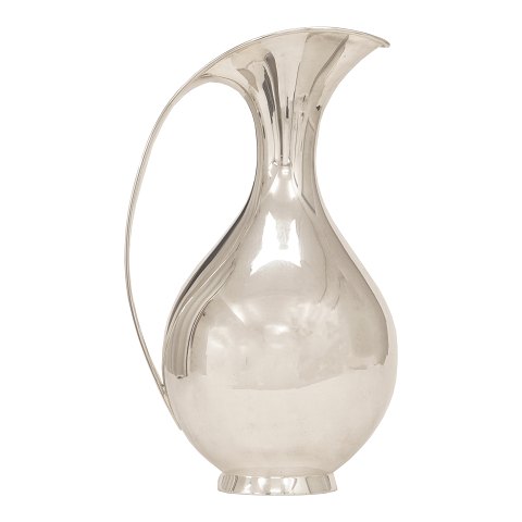 Kay Fisker für A. Michelsen: Silberkanne von 1,5 
Liter. Sterlingsilber. Gestempelt "Kay Fisker" und 
"A. Michelsen". Hergestellt 1974. Guter Zustand. 
H: 26,5cm. G: 776gr