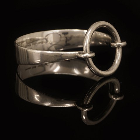 Hans Hansen armring. Hans Hansen oval oplukkelig 
armbøjle i sterlingsølv. Indv. mål: Ca. 5,4x5,9cm