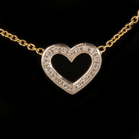 Ole Lynggaard Hearts halskæde. Ole Lynggaard Copenhagen Hearts halskæde designet af Charlotte Lynggaard i 18 guld. Hjerte i 18kt hvidguld prydet med diamanter. Kæde L: 43cm. Hjerte: 12x14mm
