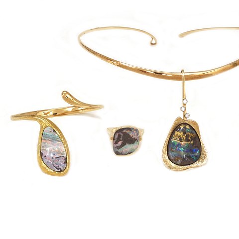 Bent Gabrielsen, Denmark set of necklace, bangle 
and ring with opals and diamonds. 14&18kt gold. 
Ringsize: 58-59. Bangle inside: 6x5cm. Pendant: 
65x30mm. Diamonds circa 0,12ct(3)