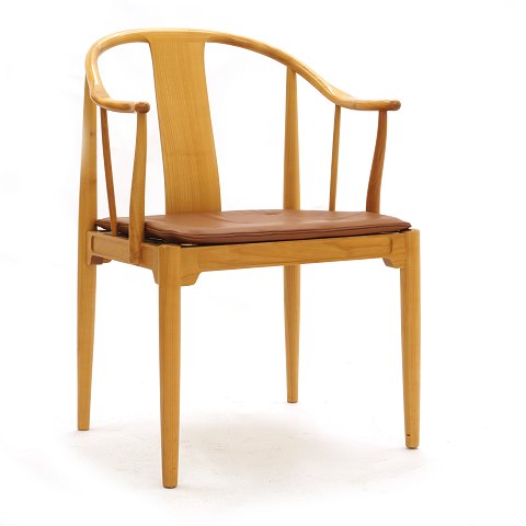 Chinastuhl von Hans J. Wegner aus Kirsch. Design 
von Hans J. Wegner 1944. Hergestellt von Fritz 
Hansen in den 1980er Jahren. Sehr guter Zustand. 
Wir haben vier Stück, die als Satz verwendet 
werden können. H. 82cm. Hs: 45cm