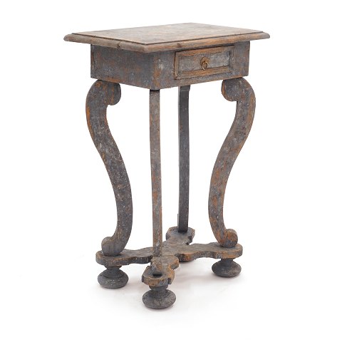 Lille blådekoreret barok bord med skuffe i sarg. Fremstillet i Sverige ca. år 1750. H: 75cm. Plade: 50x32cm