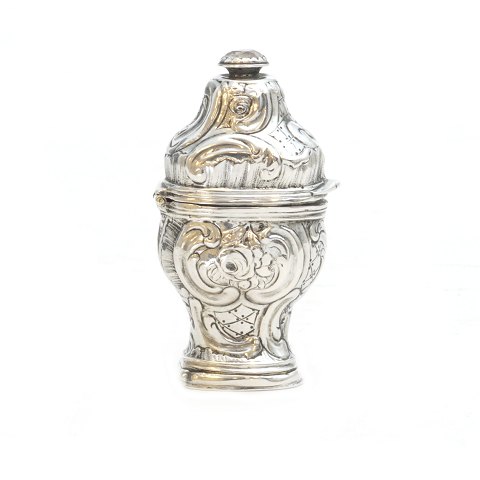 Riechdose aus Silber mit Glasstein. Gestempelt und 
datiert 1747. H: 6,8cm. G: 38gr