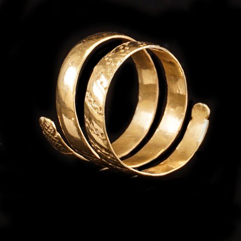 1700 tals sønderjysk guldring. Spiralformet 
guldring, jordfund fra Aabenraa området. Udført af 
Berthold Sørensen Rosendahl, Aabenraa 1753-99. V: 
5,2gr