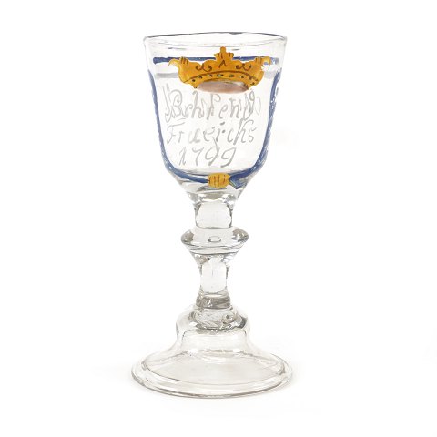 Bøhmisk glas med emaljedekoration. Med inskription 
"Behrend Frueichs 1799" og "Mir wohl". H: 15cm