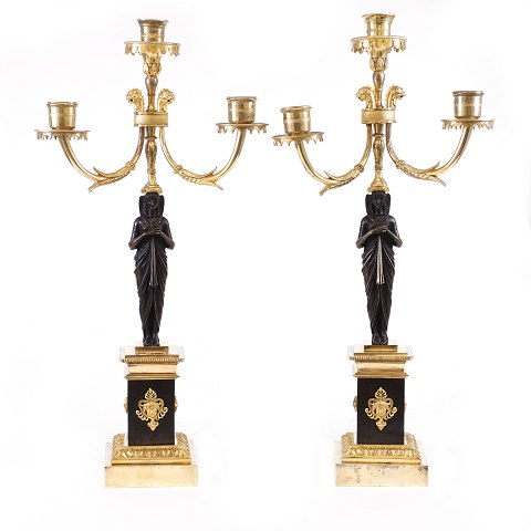 Et par store lueforgyldte empire bronzekandelabre, delvist sortpatinerede, til tre lys. Frankrig ca. år 1820. H: 51cm