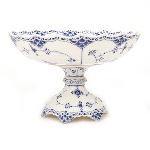 Royal Copenhagen blue fluted half lace cake stand. 
1. quality. #634. H: 17cm. D: 28cm