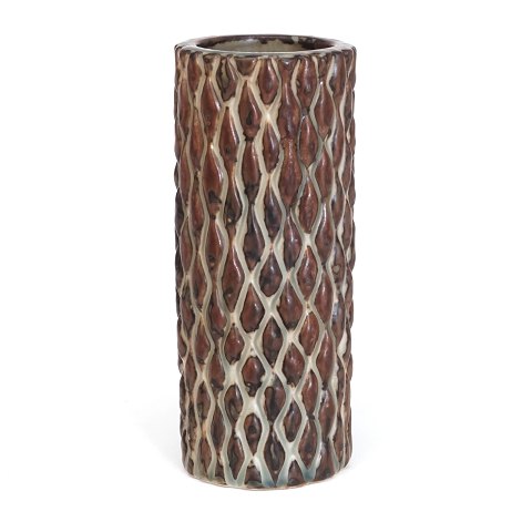 Axel Salto vase. Axel Salto, 1889-1961, for Royal 
Copenhagen.
Cylindrisk stentøjsvase i knoppet stil med Sung 
glasur.
Signeret Salto 20564.
H: 17,2cm. D: 7cm