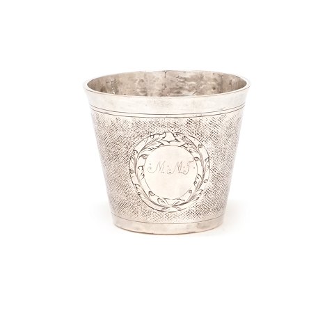 Small Baroque silver cup. H: 5,3cm. W: 48gr