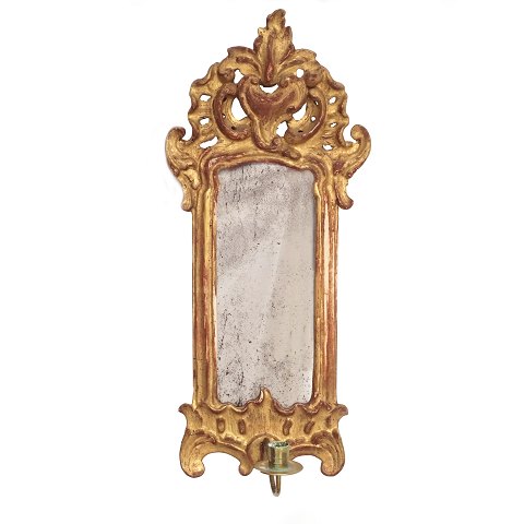 Forgyldt slesvig-holstensk rokoko spejl med lampet. Danmark ca. år 1760. H: 52x23cm
