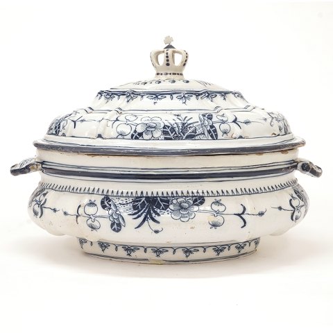 Faience tureen by St. Kongensgade, Copenhagen, 
circa 1750. H: 27cm. L: 40cm