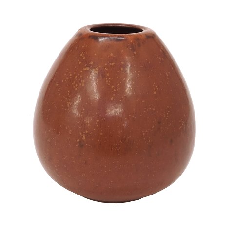 Saxbo keramik vase med dyb rødbrun harepels 
glasur. Stemplet Saxbo Danmark. Perfekt stand. H: 
15cm