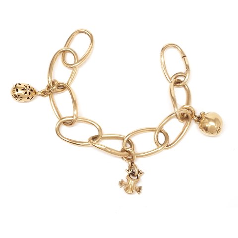 Ole Lynggaard Copenhagen Love Armband aus 18kt 
Gold mit drei Charms. L: 18cm. G: 59,7gr