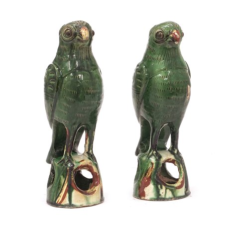 Et par grønglaserede papegøjer i keramik. Kina, Qing dynastiets slutning. H: 21cm