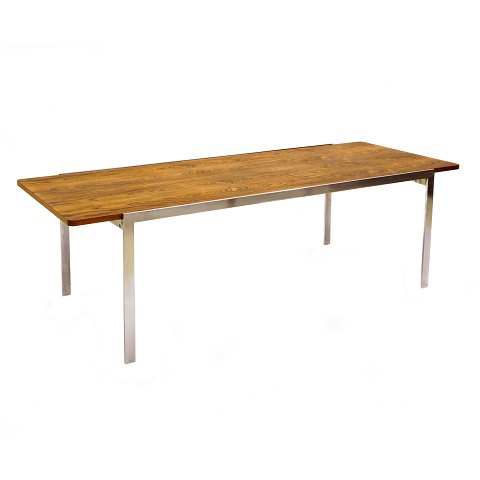 Arne Jacobsen sofabord AJ 3501 med understel i forkromet stål og plade i palisander. God stand. Plade let patineret. H: 48cm. Plade: 150x60cm.